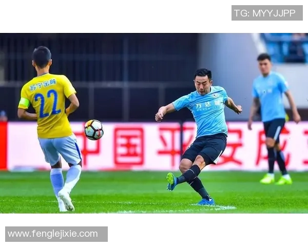 大连一方方迎战江苏苏宁争夺中超联赛关键三分之战
